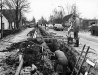 847596 Gezicht op de aanleg van nieuwe riolering naast de T32, tertiaire provinciale weg Loenen-Hilversum bij Loosdrecht.